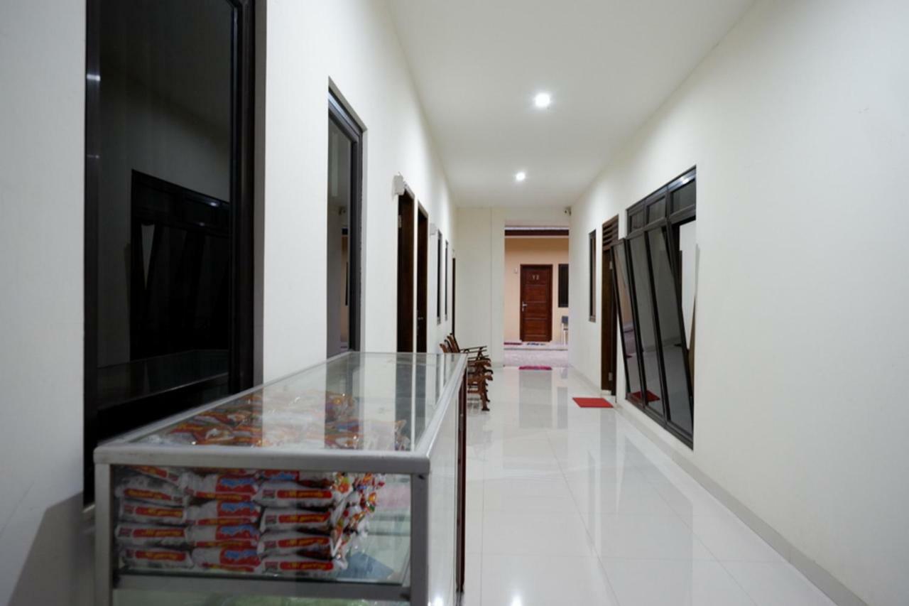 Reddoorz Near Living Plaza Purwokerto Otel Dış mekan fotoğraf