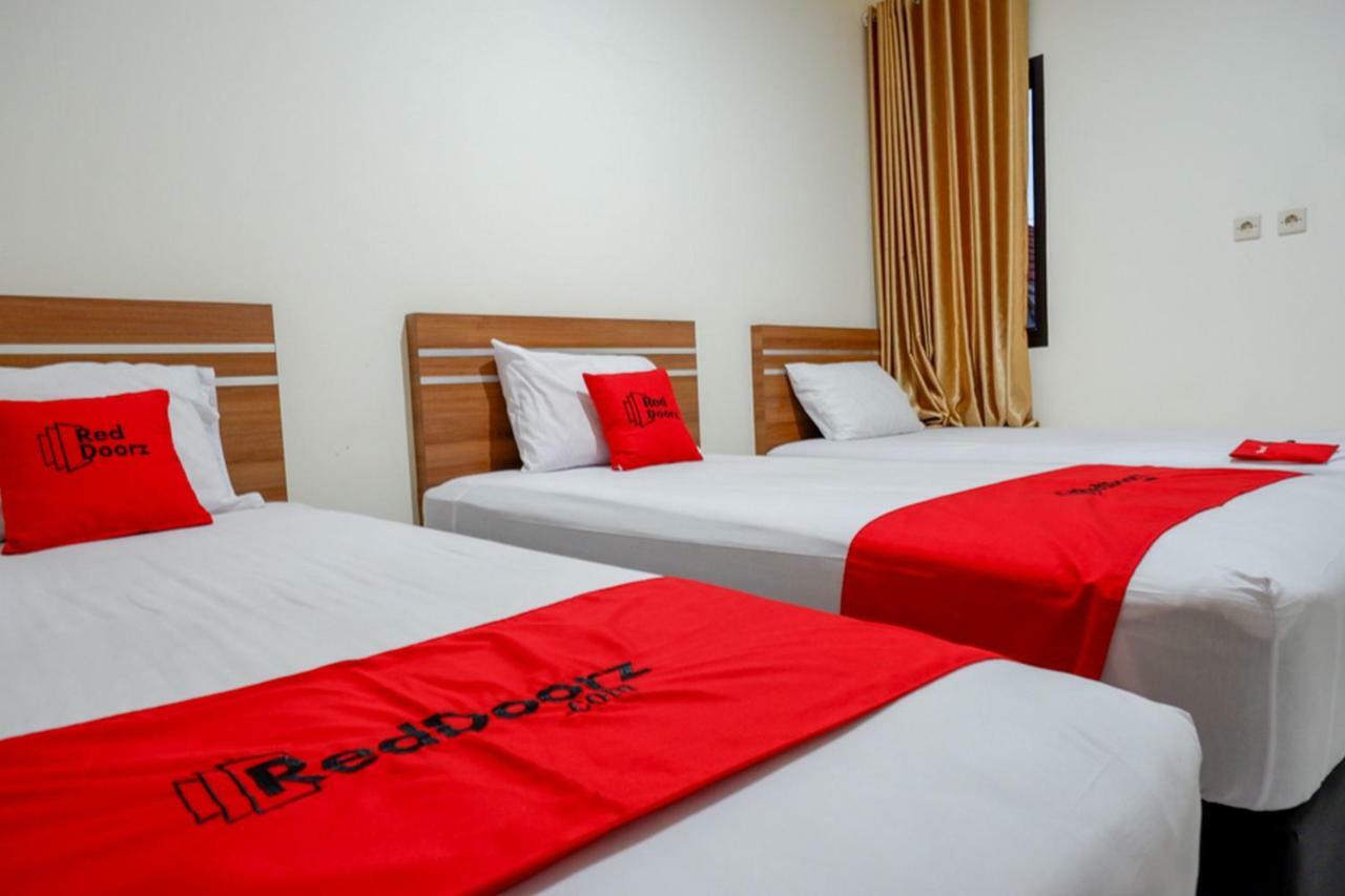 Reddoorz Near Living Plaza Purwokerto Otel Dış mekan fotoğraf