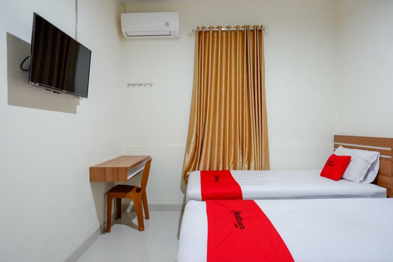 Reddoorz Near Living Plaza Purwokerto Otel Dış mekan fotoğraf